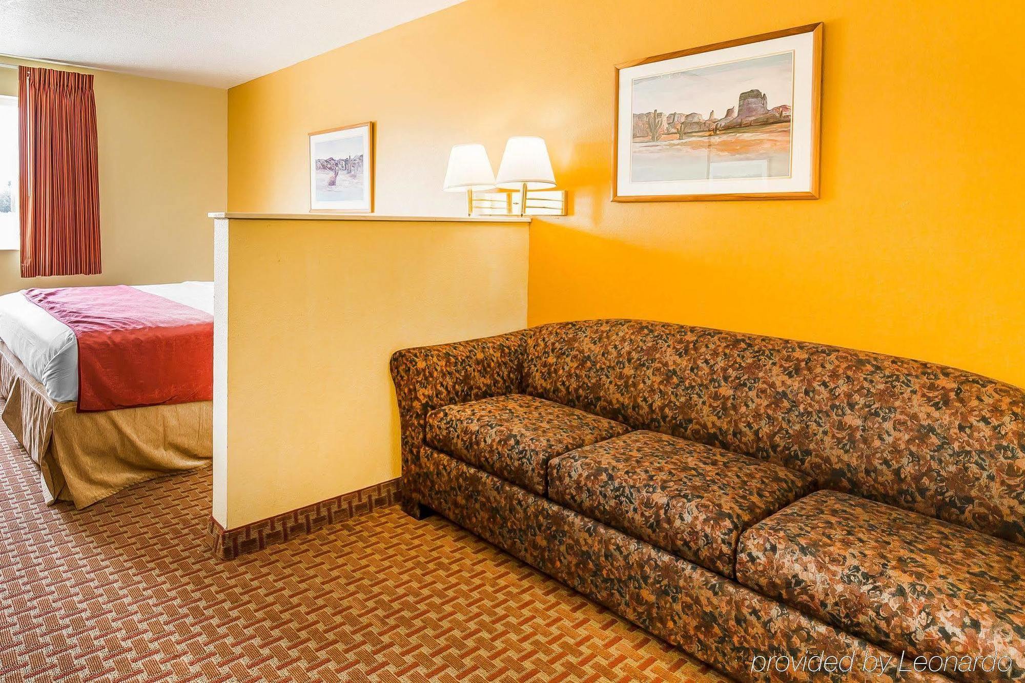 Rodeway Inn & Suites Монтичело Екстериор снимка